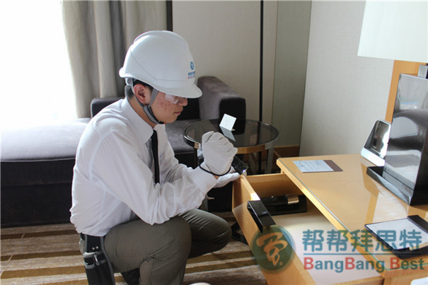 二、巡视床铺周遭 研究发现,大多数臭虫在床铺周围15英尺出没。接下来沿着床铺扩大搜索范围,像是相框后面、电话和闹钟下面等。查看沙发或软座椅的坐垫和接缝处;此外,放置衣物于衣柜前不要忘记先检查一番。总之就是在您安心入睡之前把能检查的地方全部检查到位,不放过任何蛛丝马迹,不给臭虫任何靠近你的机会。