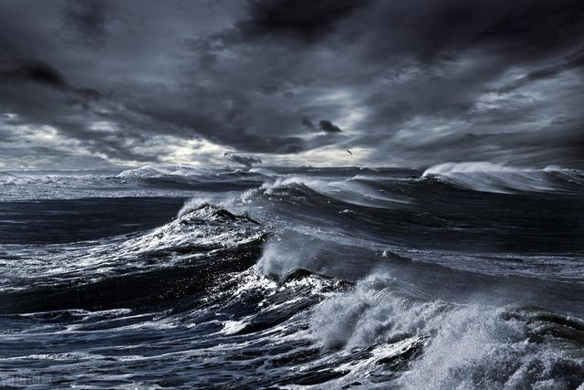 大海"发怒"时的风暴和海啸能瞬间撕碎海上的任何物体.