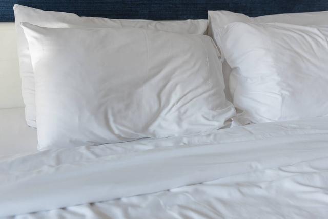 枕头用久了就发黄，教你几招“清洁方法”，每天睡干净清香枕头